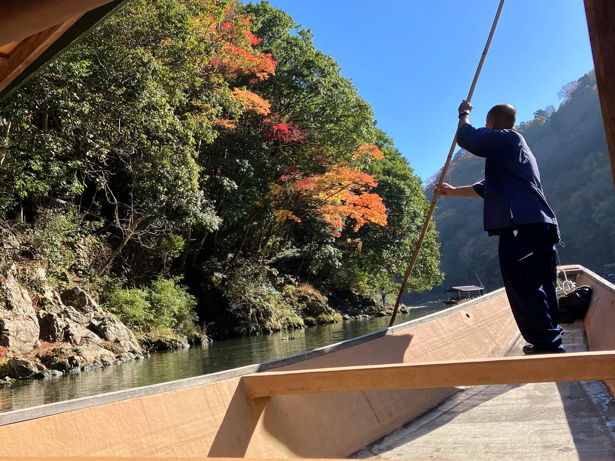京都・嵐山 貸切屋形船 水面から季節を楽しむ優雅な舟遊び＜飲
