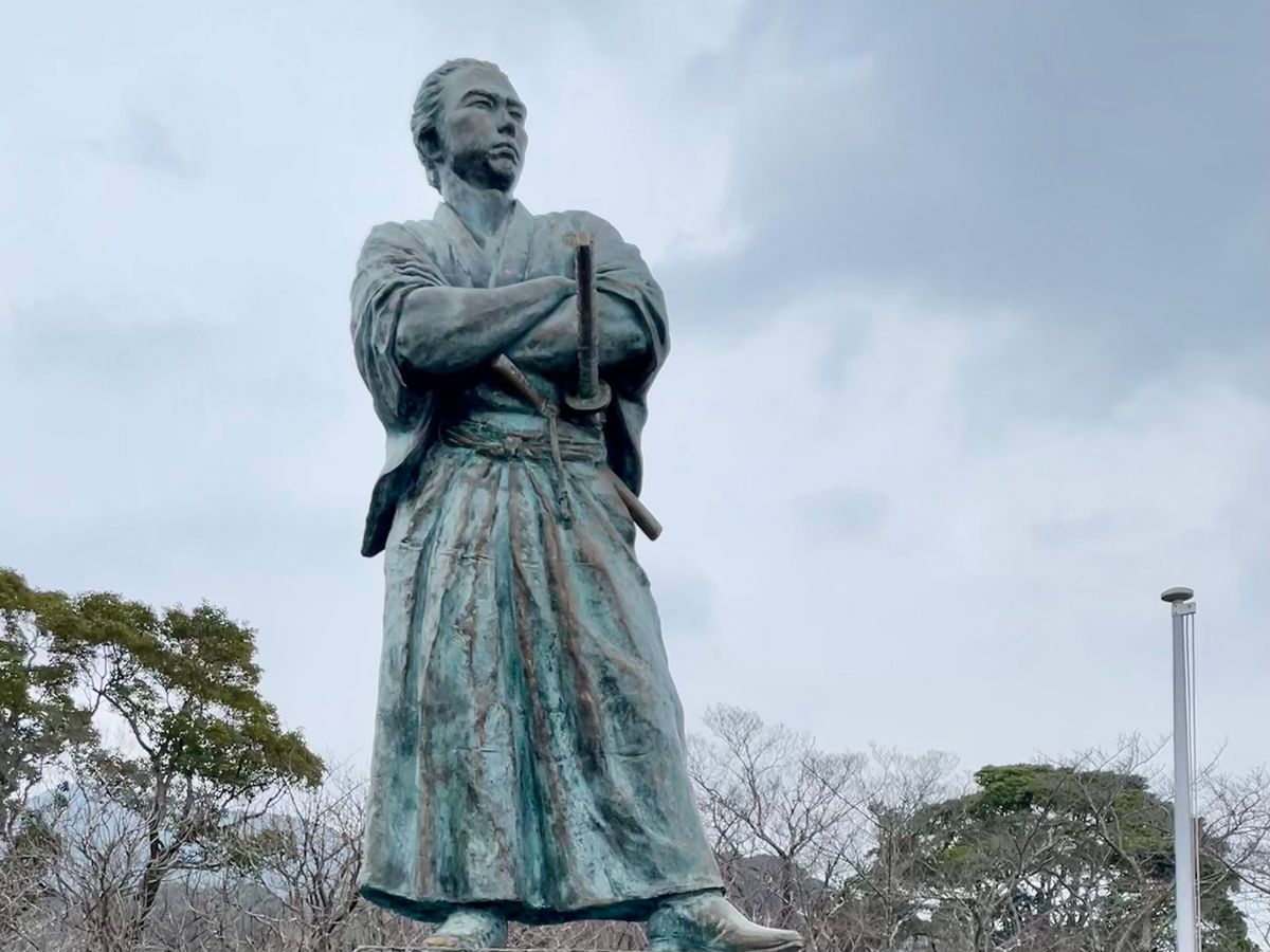 坂本龍馬の足跡散策ツアー 4つの龍馬像＋風頭公園＋上野彦馬家墓地＋