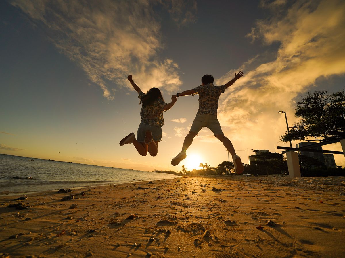ハワイ カジュアルフォト 昼間の青空と夕方のサンセット、2つの