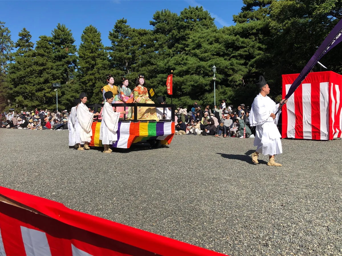 貸切観光タクシー 京都三大祭「時代祭」京都御苑 出水門観覧席＋タクシー送迎（2024年10月22日限定）＜2～3名／お食事・お買物券付き＞by  ヤサカ観光 | 京都の観光&遊び・体験・レジャー専門予約サイト VELTRA(ベルトラ)