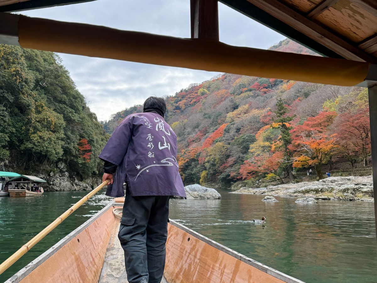 京都・嵐山 貸切屋形船 水面から季節を楽しむ優雅な舟遊び＜飲