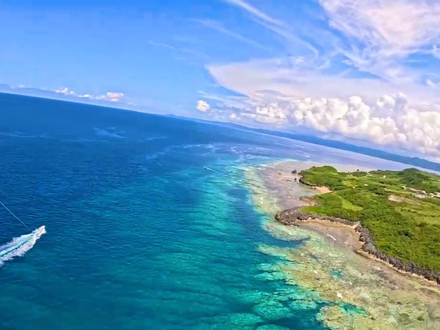 古宇利島パラセーリング エメラルドグリーンの絶景を空中散歩