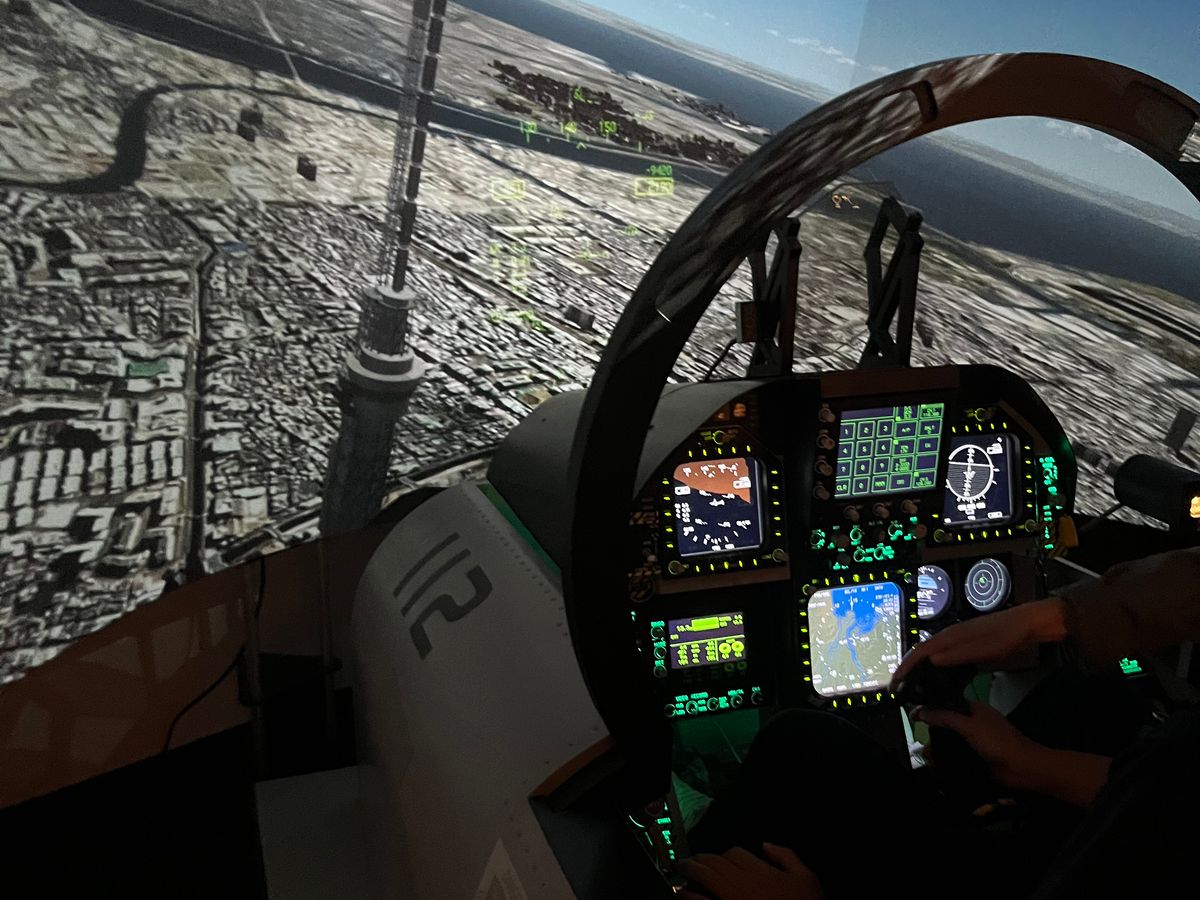 戦闘機フライトシミュレーター 本格的なコックピットでフライト操縦