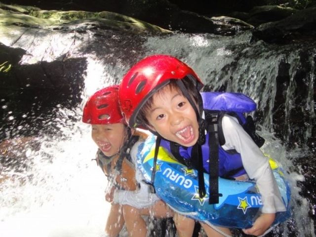マングローブカヌー+ジャングルトレッキング+ピナイサーラの滝遊び ちびっ子主役のツアーで子供の成長や興味関心を育む旅に!<上原港または西部地区ホテル無料送迎>