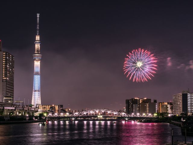 Enjoy the Sumidagawa Fireworks Cruise with Tempura & Traditional Japanese paper-cutting performance