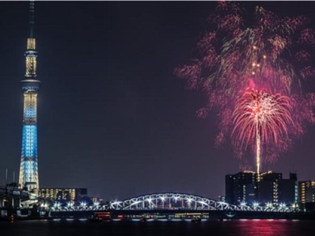 Sumidagawa Fireworks Festival Experience on a Traditional Yakatabune boat with Dinner & Drinks